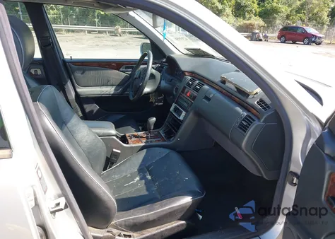 2001 Mercedes-Benz E 430 4M z USA, uszkodzony, nr VIN WDBJF83J81X047600